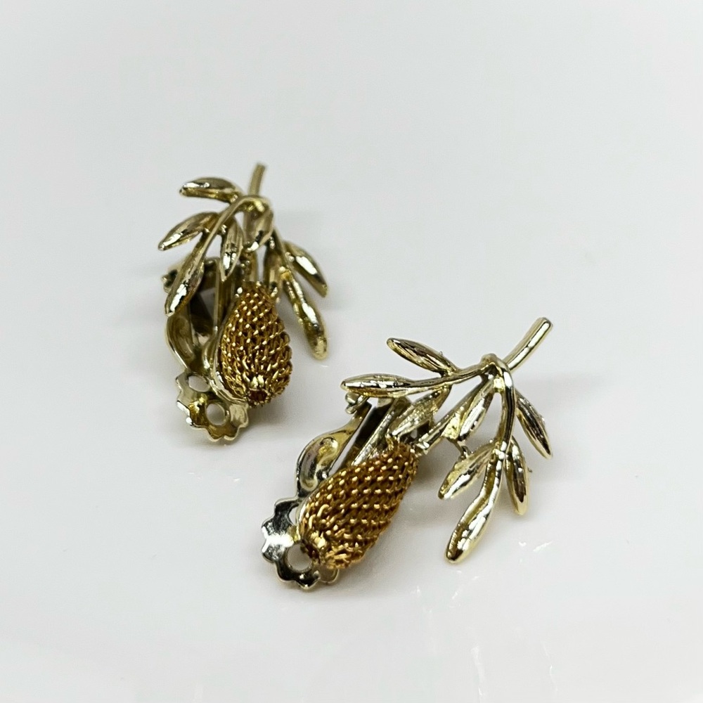 Vintage Pine Cone Clip On Earrings Gold Tone
